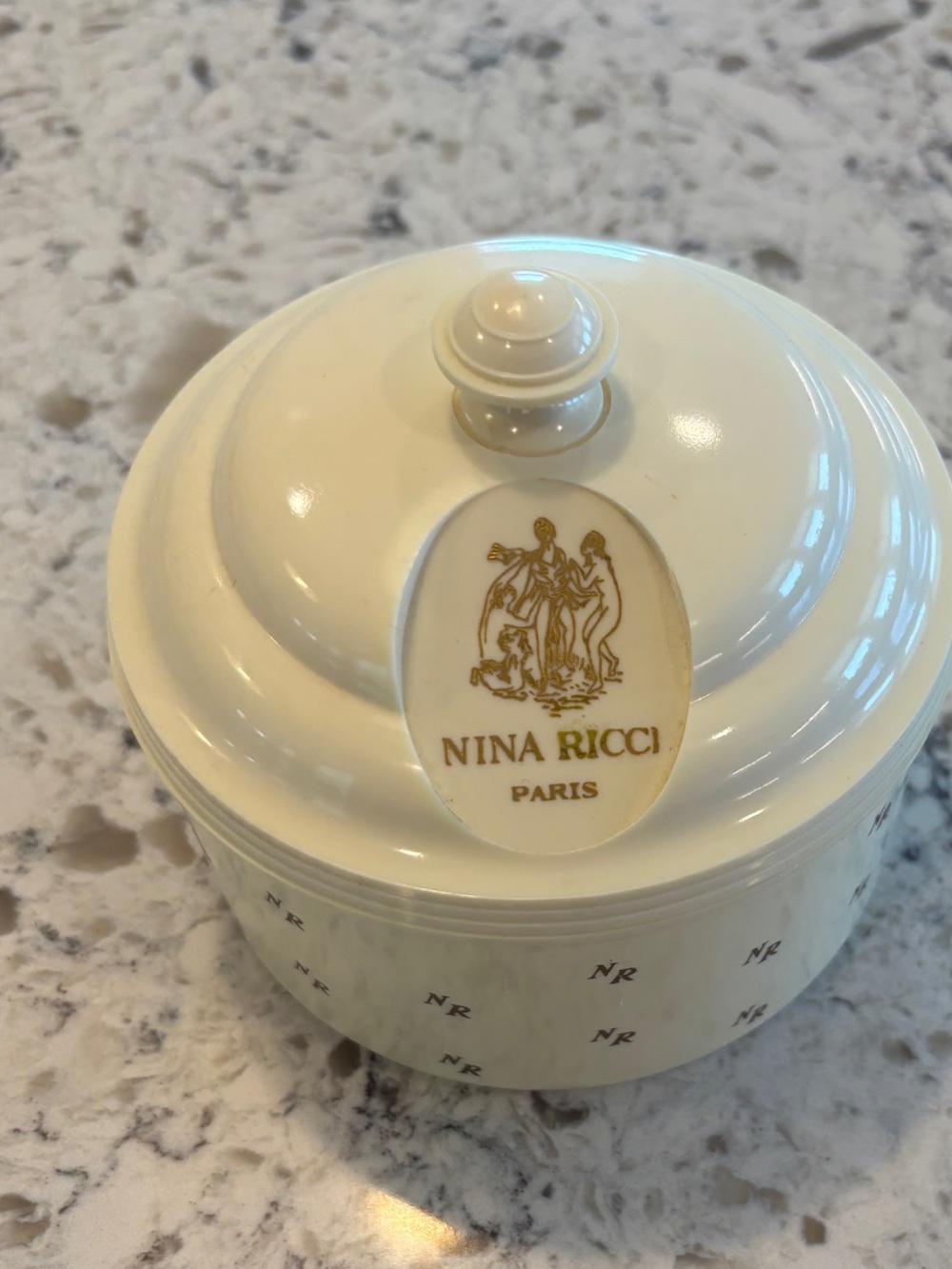 Nina Ricci L'Air du Temps  6 oz Dusting Powder(new)